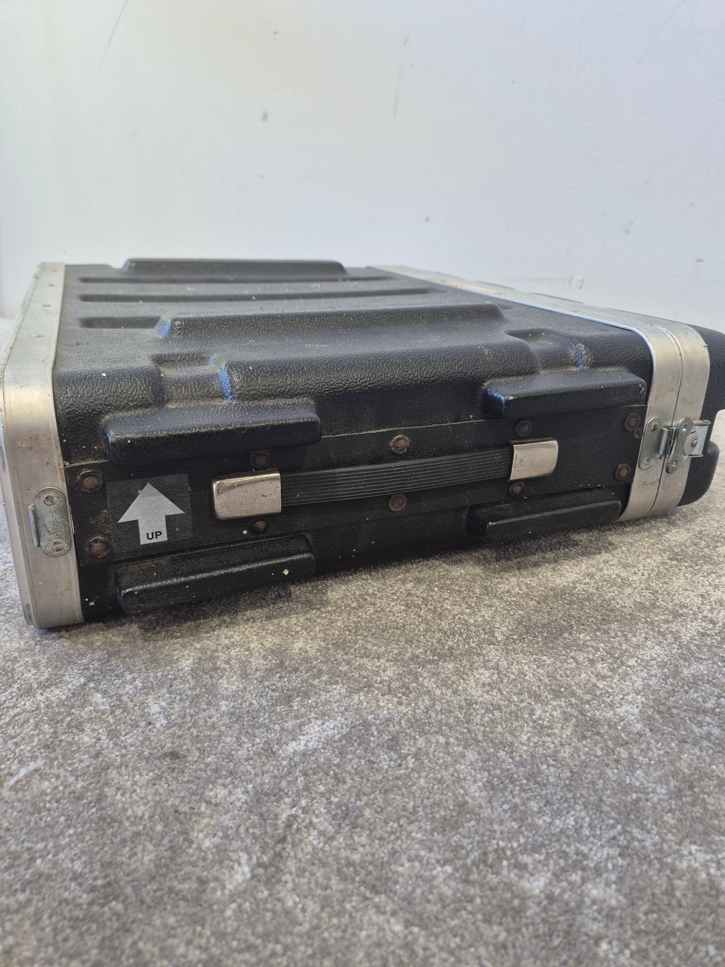 SKB 2u Plastic/Metal Rack Mount Flight Case - Very Good