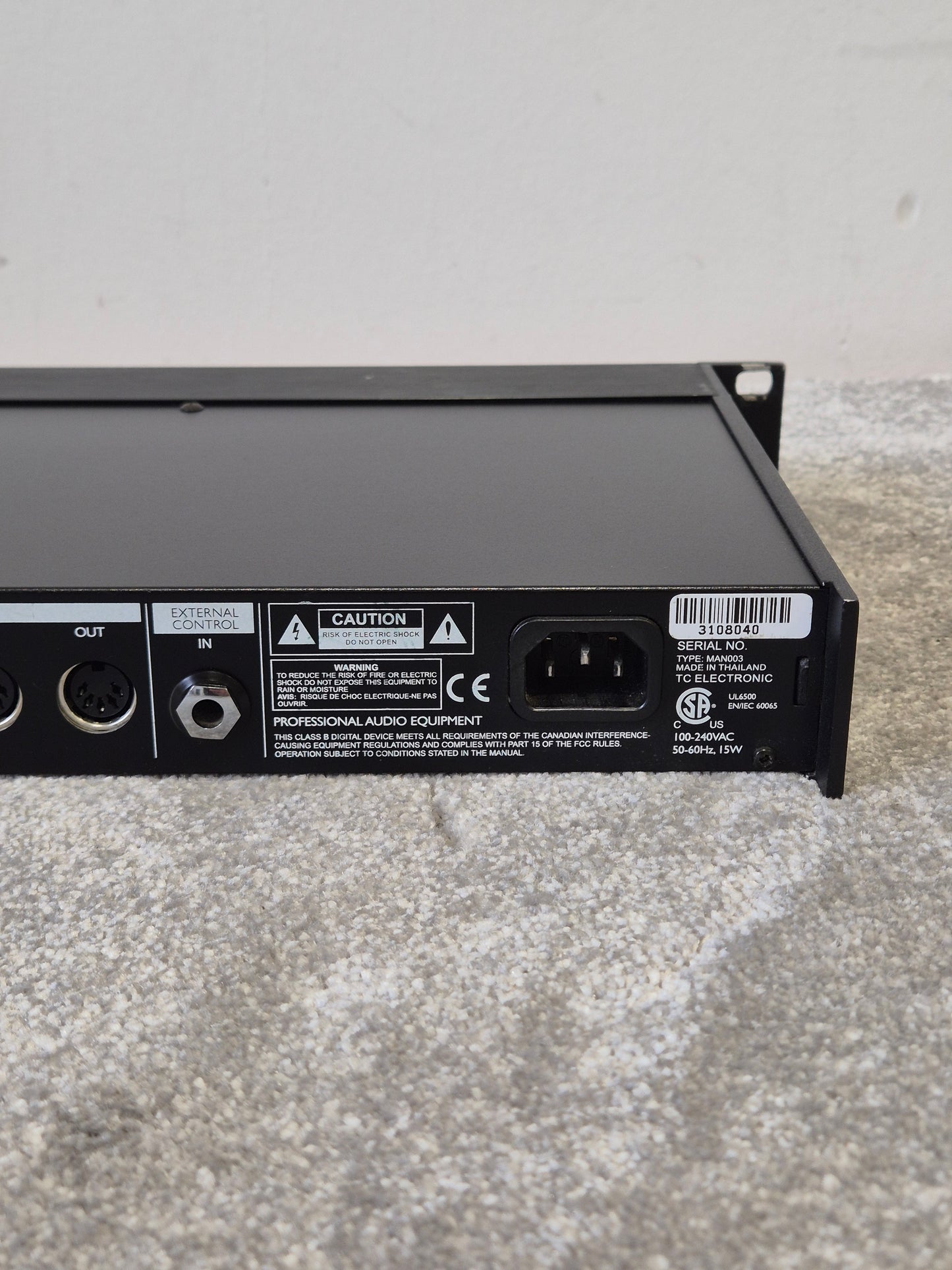TC Electronic D-Two - Multi-Effects Processor, Digital Delay - Very Good w/ Original Box & Power Supply & Manuals