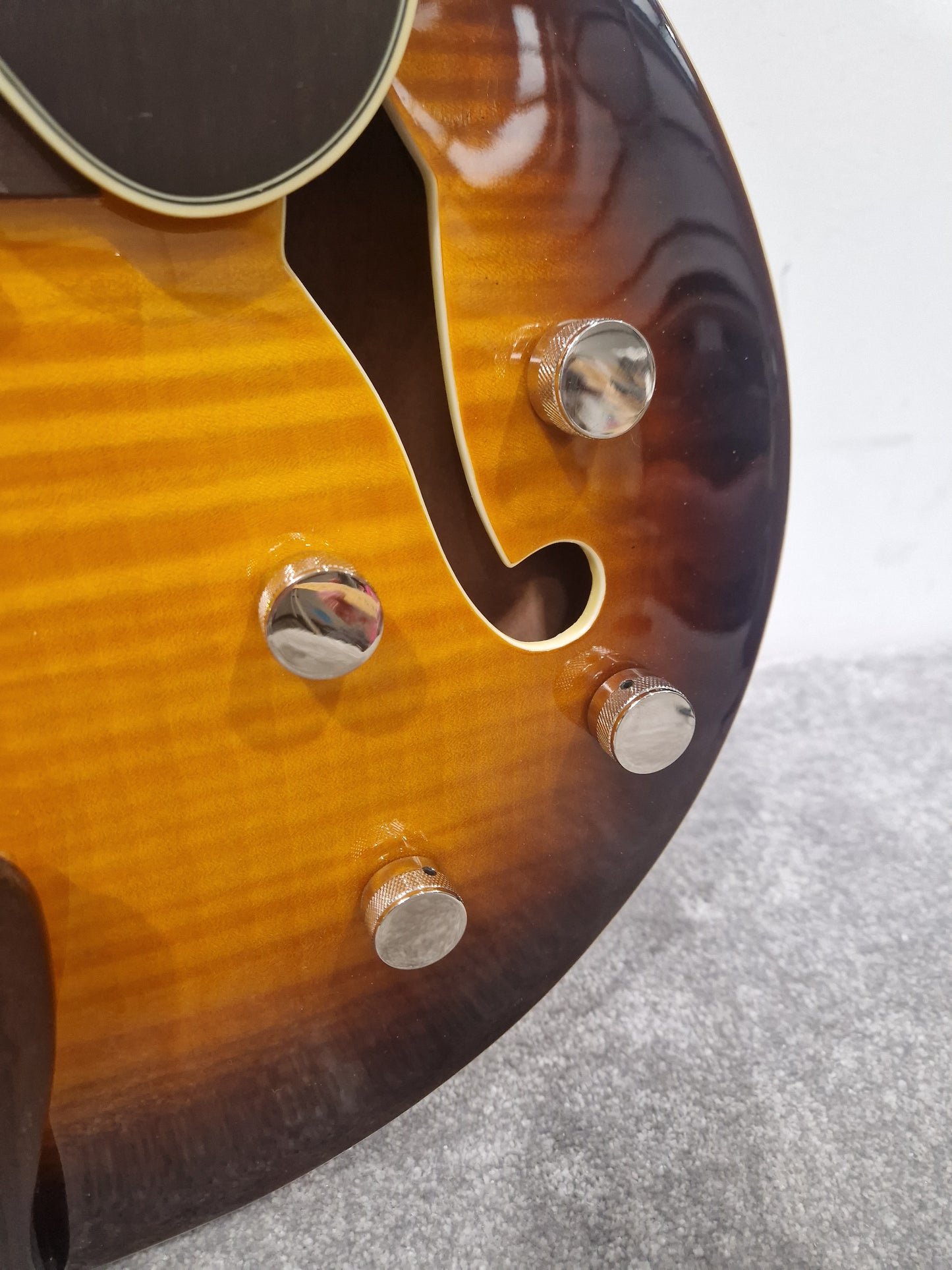 Tanglewood TSB49 - Solid Top Electric Semi Acoustic Guitar - Excellent