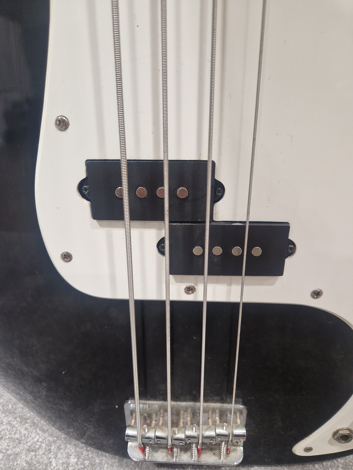 Fender Squier Precision Bass 2000, Black - Maple Neck - Very Good