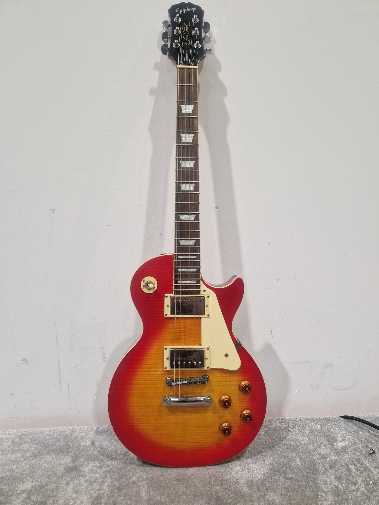 Epiphone Les Paul Standard Sunburst - Mahogany Body, Rosewood Fretboard - Good w/ Stagg soft case