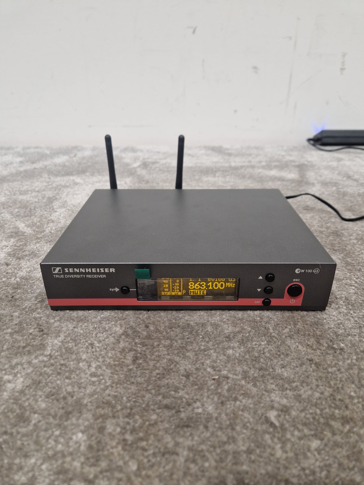 Sennheiser True Diversity Receiver EM100 G3 - Reliable Wireless Solution - Excellent w/ Power Supply & International Plug adapters