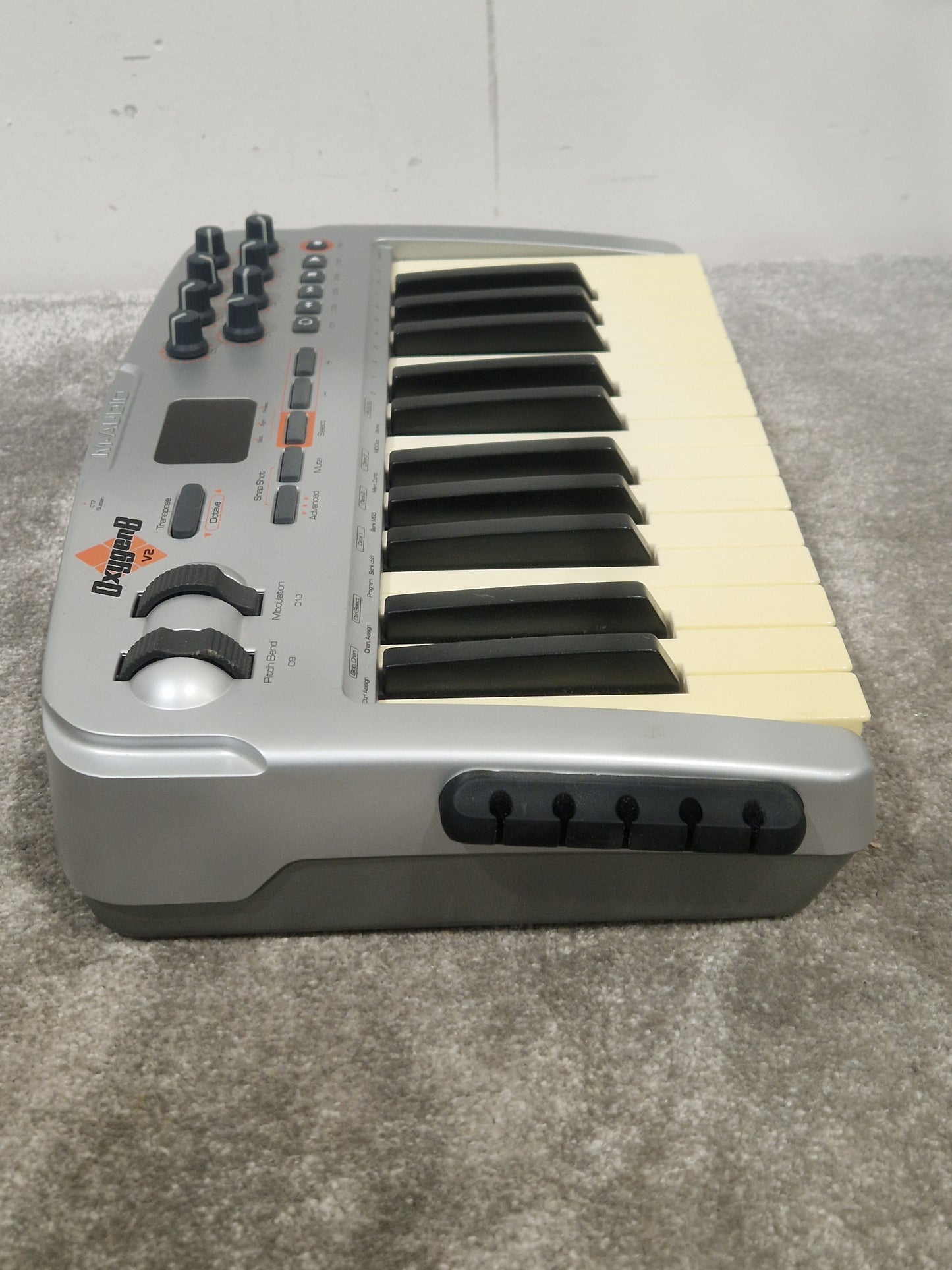 M-AUDIO Oxygen 8 V2 MIDI Controller - Portable Design - Good w/ Original Box & USB Cable