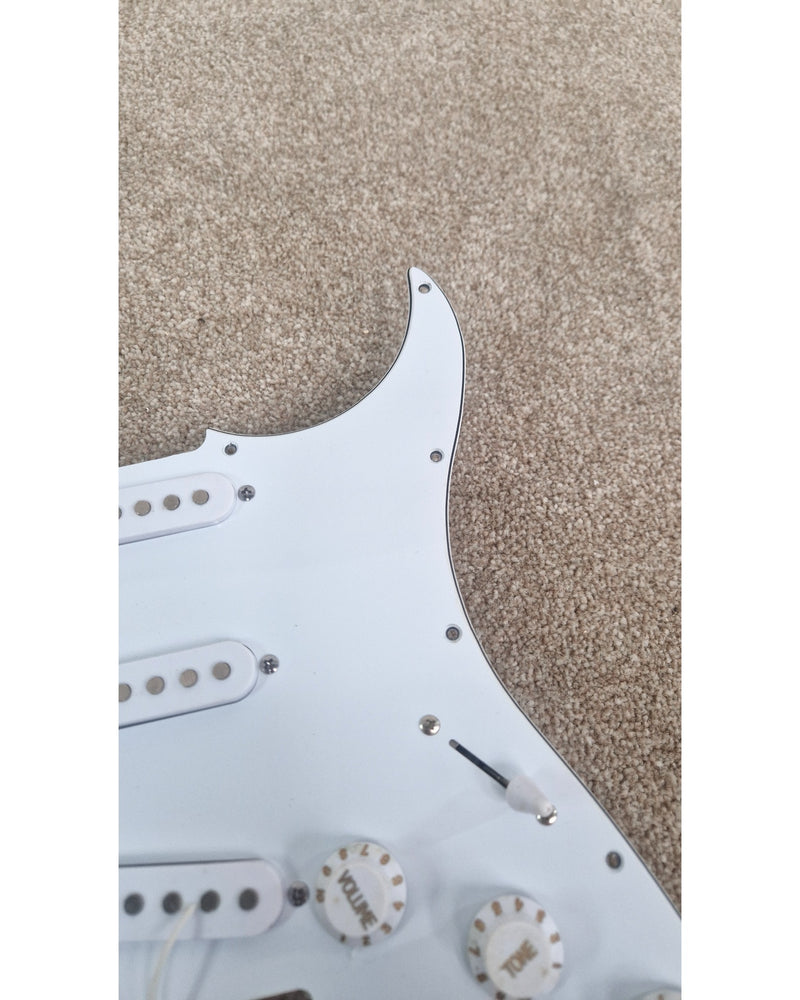St Pick-guard - White - Excellent - image 3