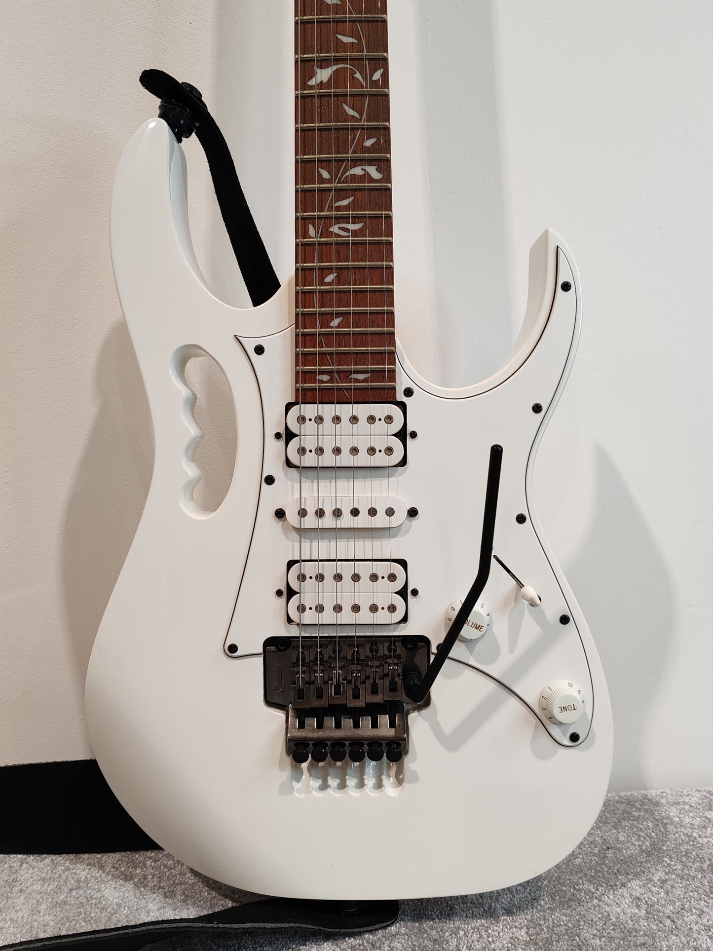 Ibanez Jem Jr Electric Guitar - White - Double Locking Trem