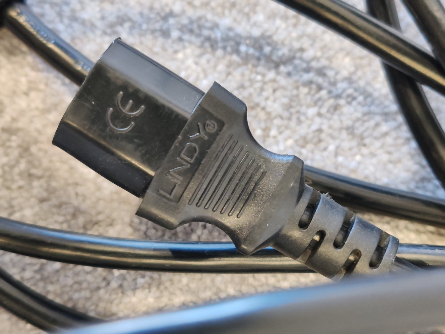 LINDY 10m UK Mains 3 Pin Plug to IEC C13 Power Cable