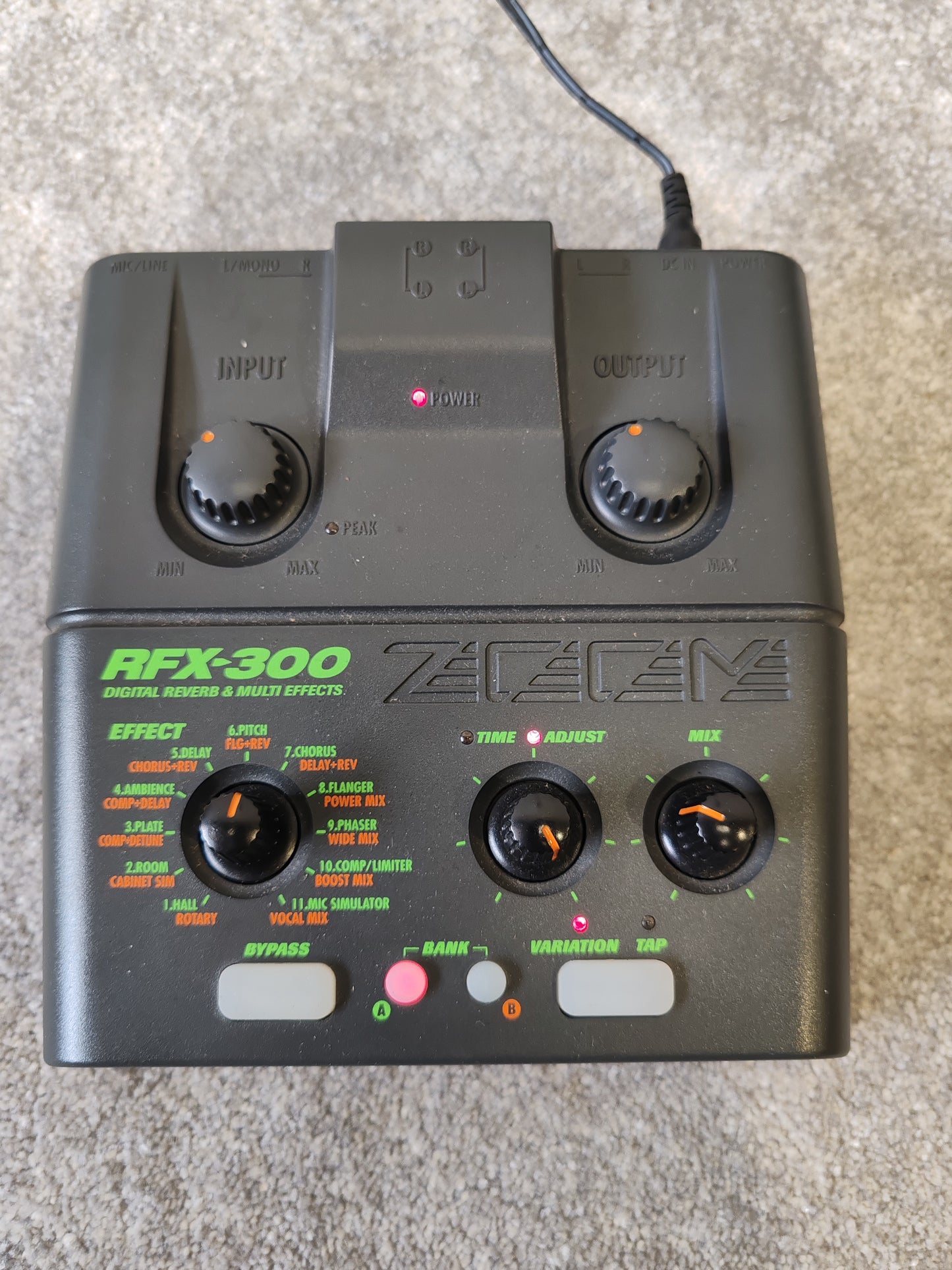 Zoom RFX-300 Multi-Effects Processor – Excellent Condition w/ Original Box