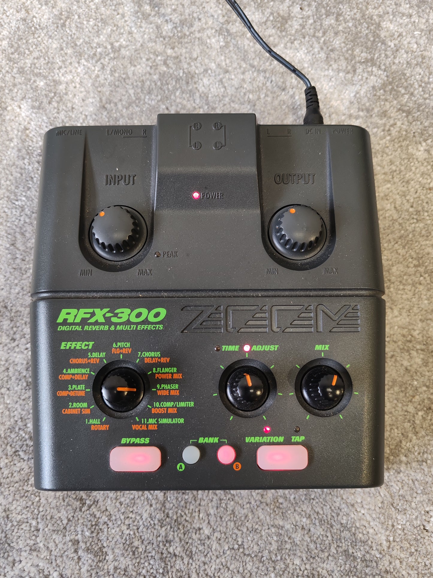 Zoom RFX-300 Multi-Effects Processor – Excellent Condition w/ Original Box