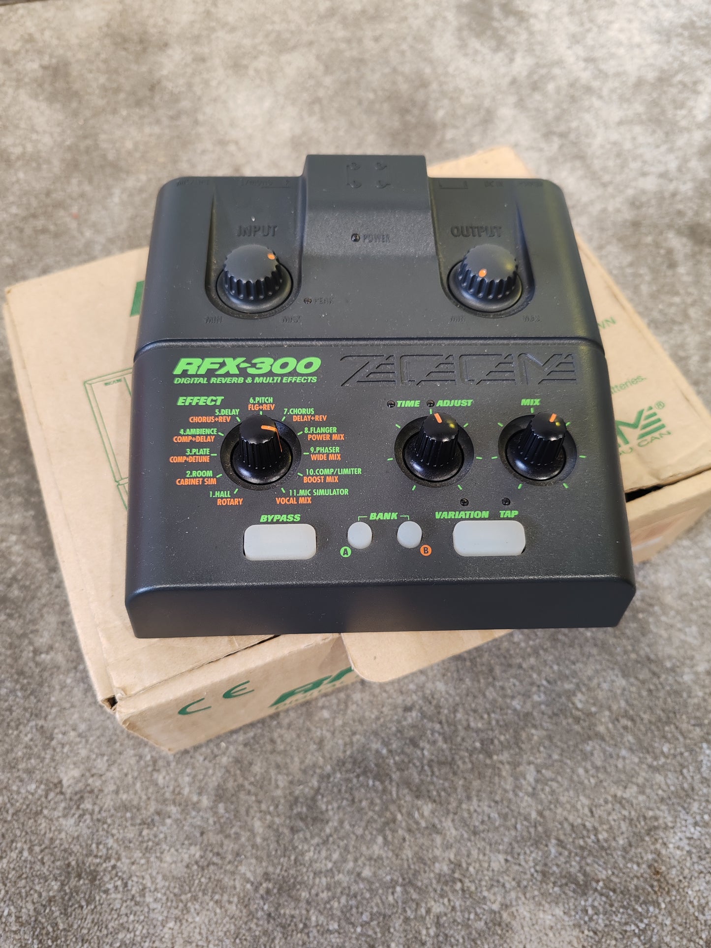 Zoom RFX-300 Multi-Effects Processor – Excellent Condition w/ Original Box