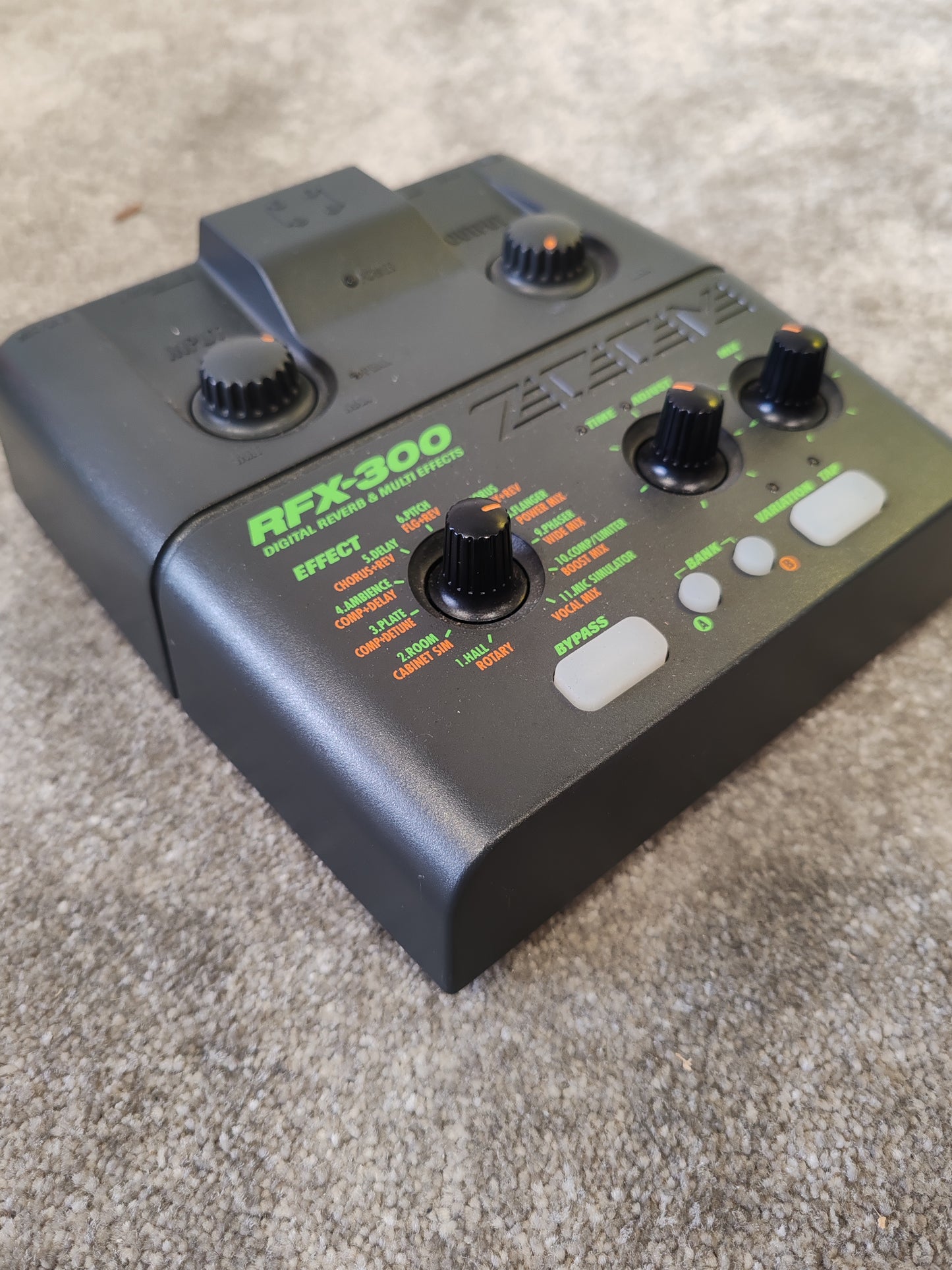 Zoom RFX-300 Multi-Effects Processor – Excellent Condition w/ Original Box