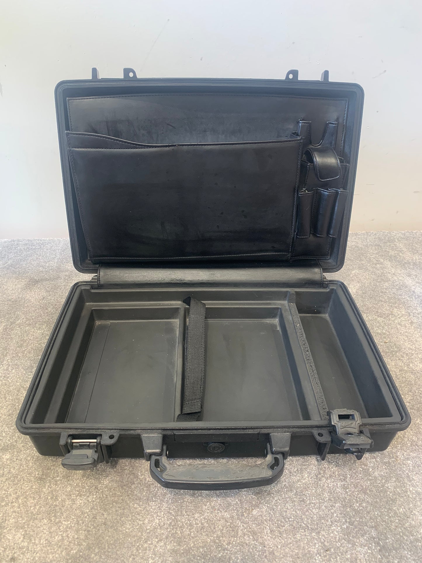 Peli 1490 Black Case – w/ Rubber Insert, File Pockets, Strap – Good