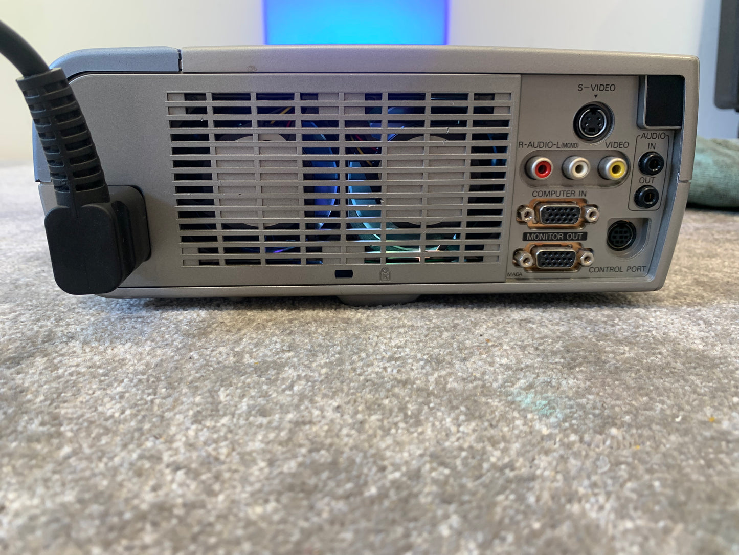 Sanyo Pro-X PLC-SU20E Multimedia Projector – w/ Power Lead, VGA Cable, Carry Case – Very Good