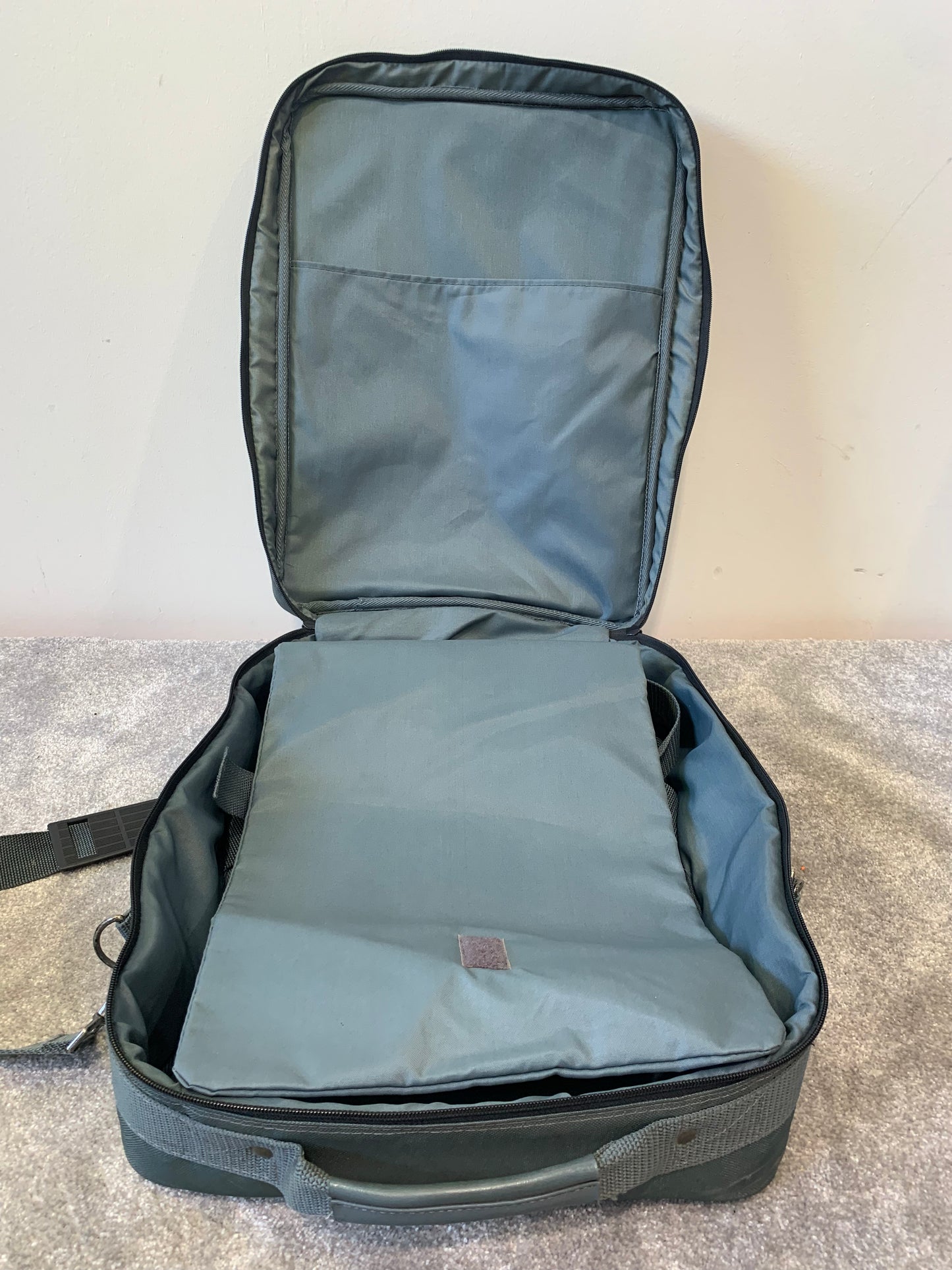 Sanyo Pro-X PLC-SU20E Multimedia Projector – w/ Power Lead, VGA Cable, Carry Case – Very Good