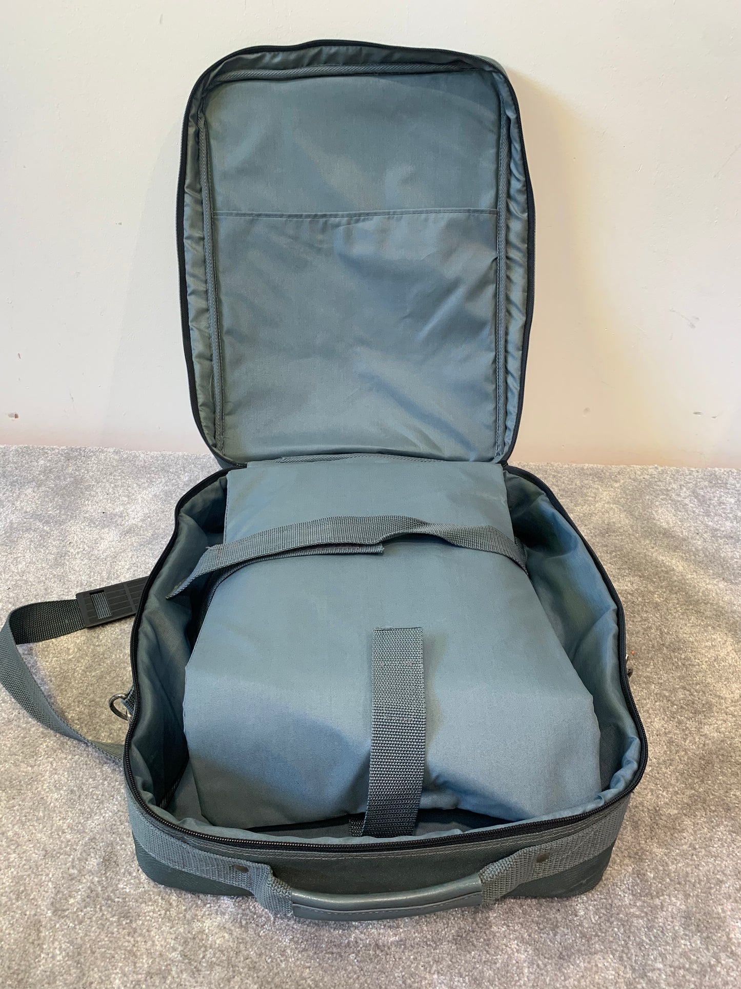 Sanyo Pro-X PLC-SU20E Multimedia Projector – w/ Power Lead, VGA Cable, Carry Case – Very Good