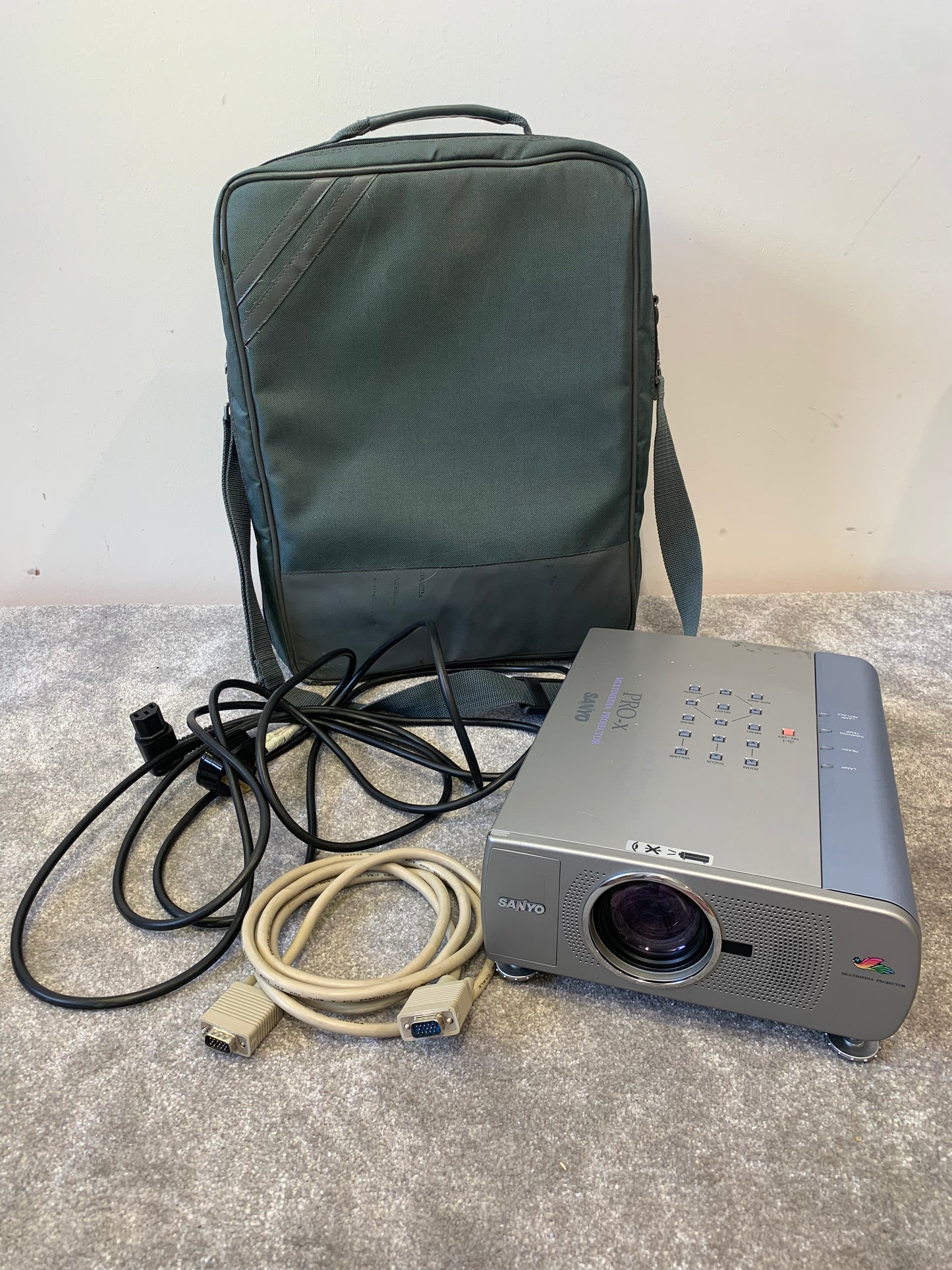 Sanyo Pro-X PLC-SU20E Multimedia Projector – w/ Power Lead, VGA Cable, Carry Case – Very Good