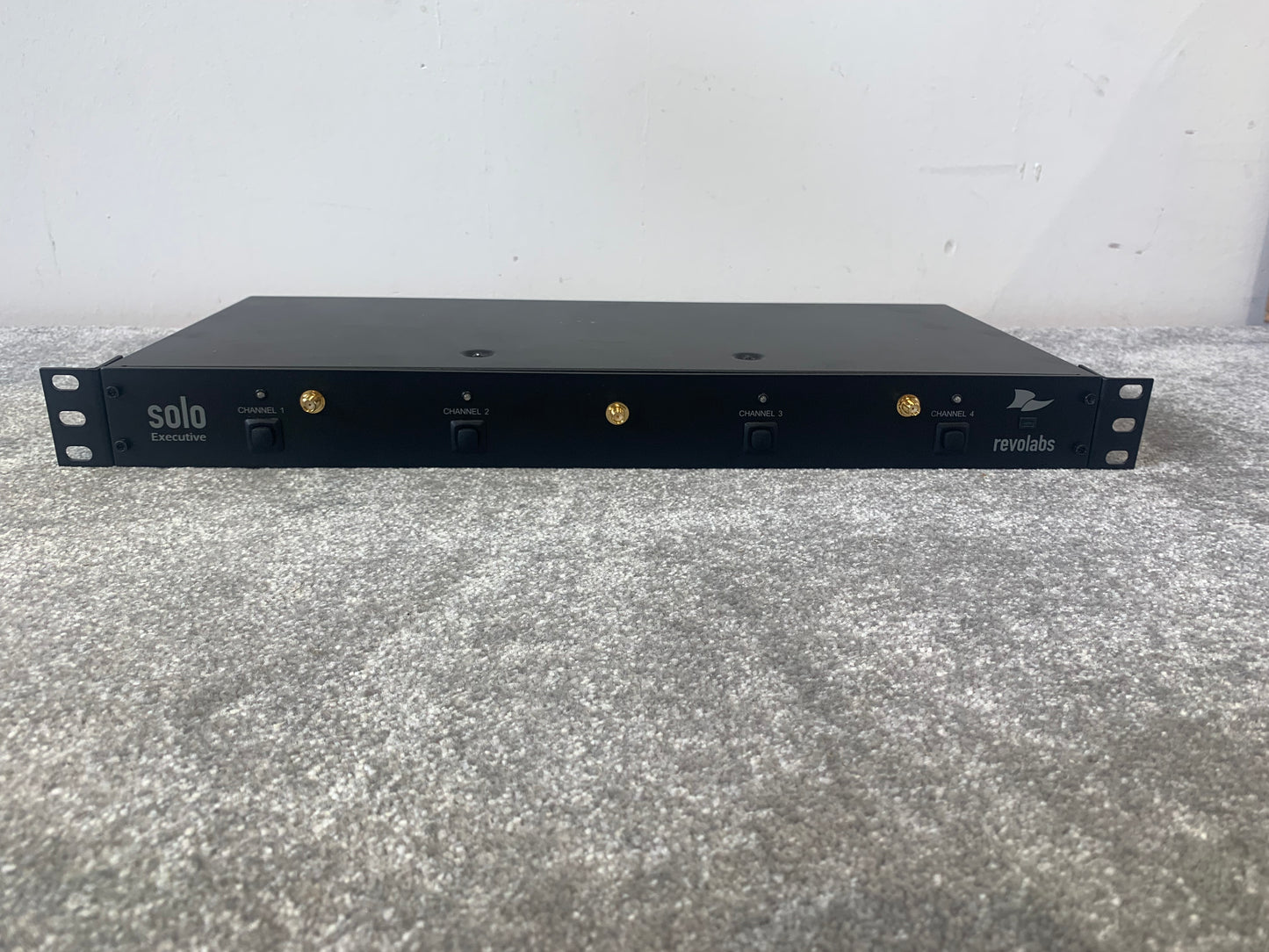 Revolabs 01-EXESYSEU4 Solo Executive 4 - Wireless Microphone System, 4-Channel - Excellent w/ Original Box
