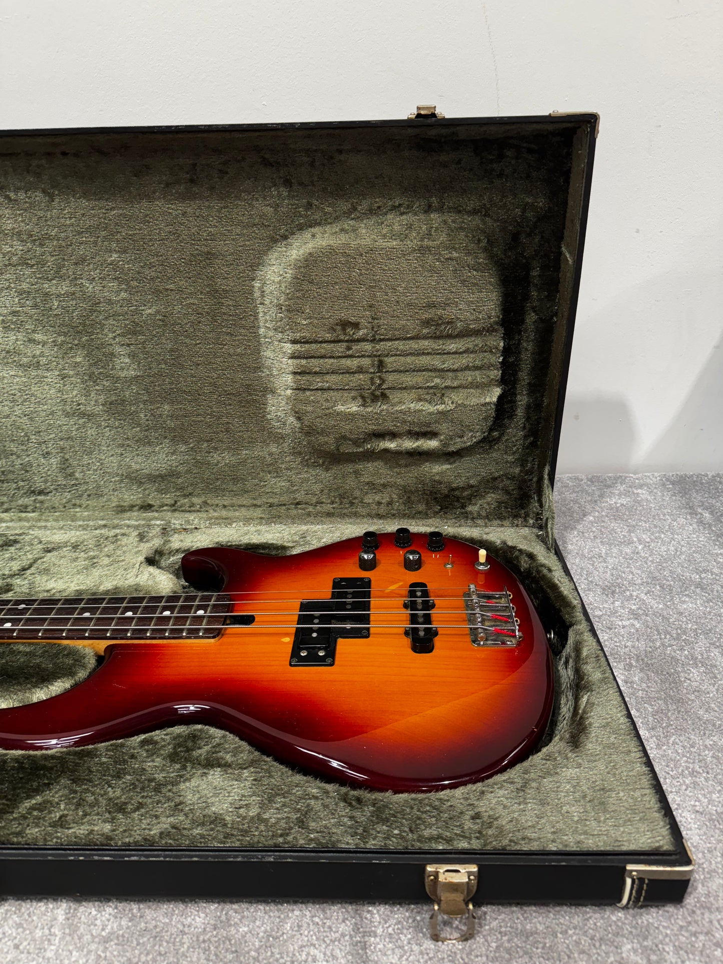 Yamaha BB1100S 4-string bass guitar with Yamaha Hard Case