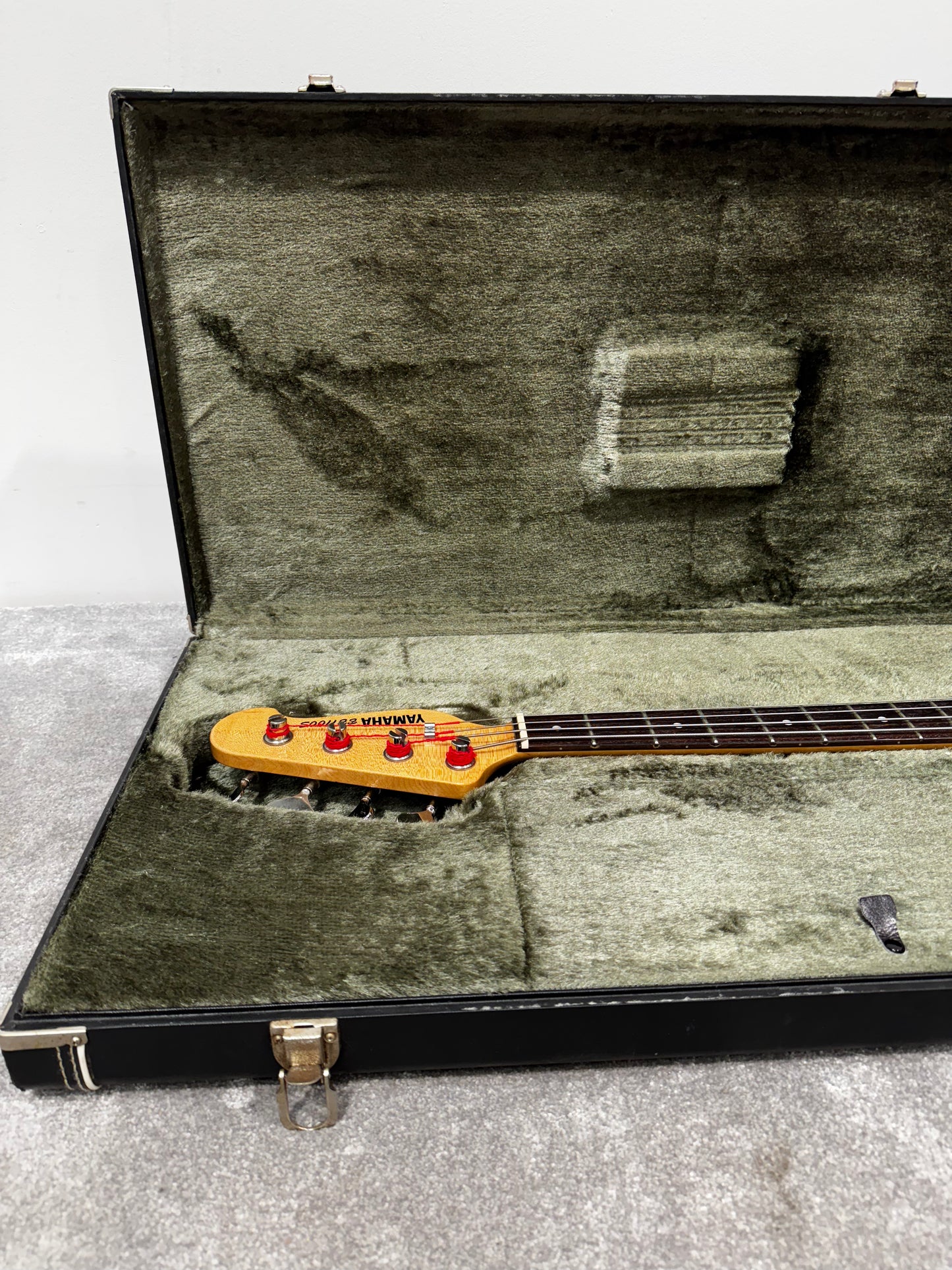Yamaha BB1100S 4-string bass guitar with Yamaha Hard Case