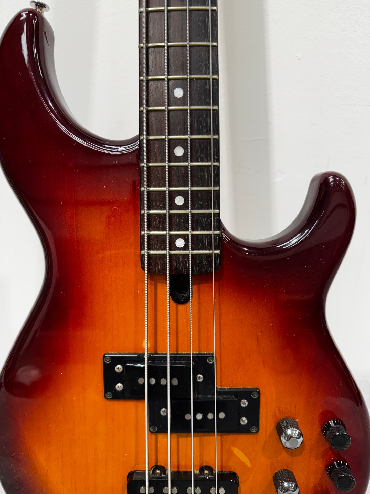 Yamaha BB1100S 4-string bass guitar with Yamaha Hard Case
