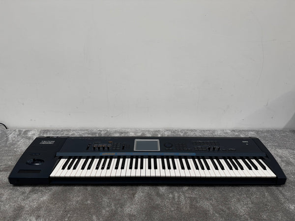 KORG TRITON Extreme 61 Key Synthesizer with Gator soft case
