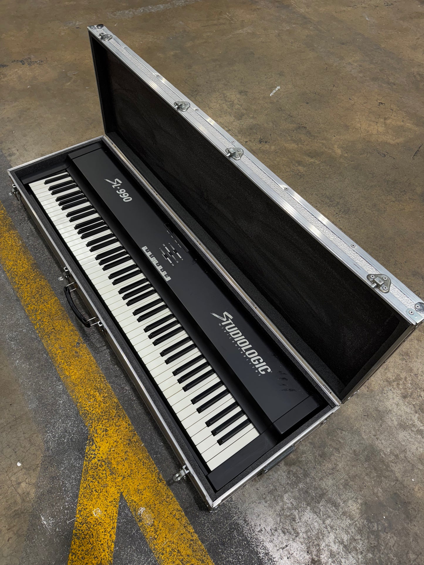 Studiologic SL-990 Controller Keyboard - 88 Weighted Keys w/ Flight Case