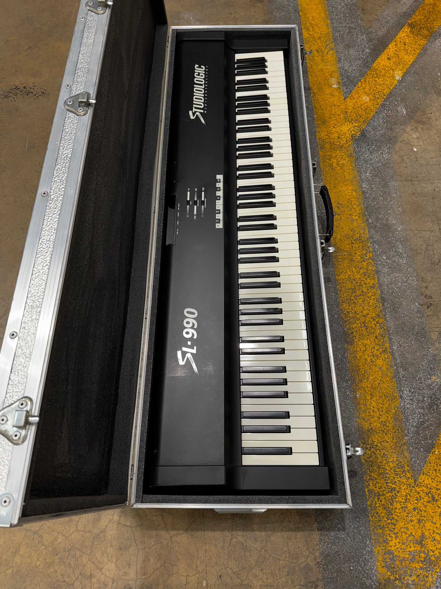 Studiologic SL-990 Controller Keyboard - 88 Weighted Keys w/ Flight Case