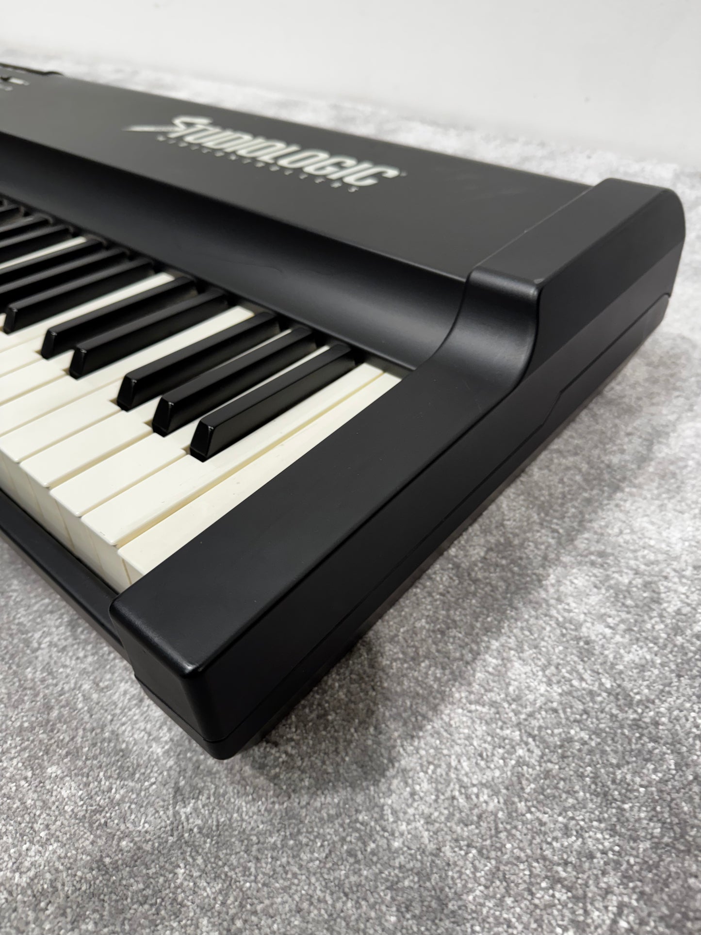 Studiologic SL-990 Controller Keyboard - 88 Weighted Keys w/ Flight Case