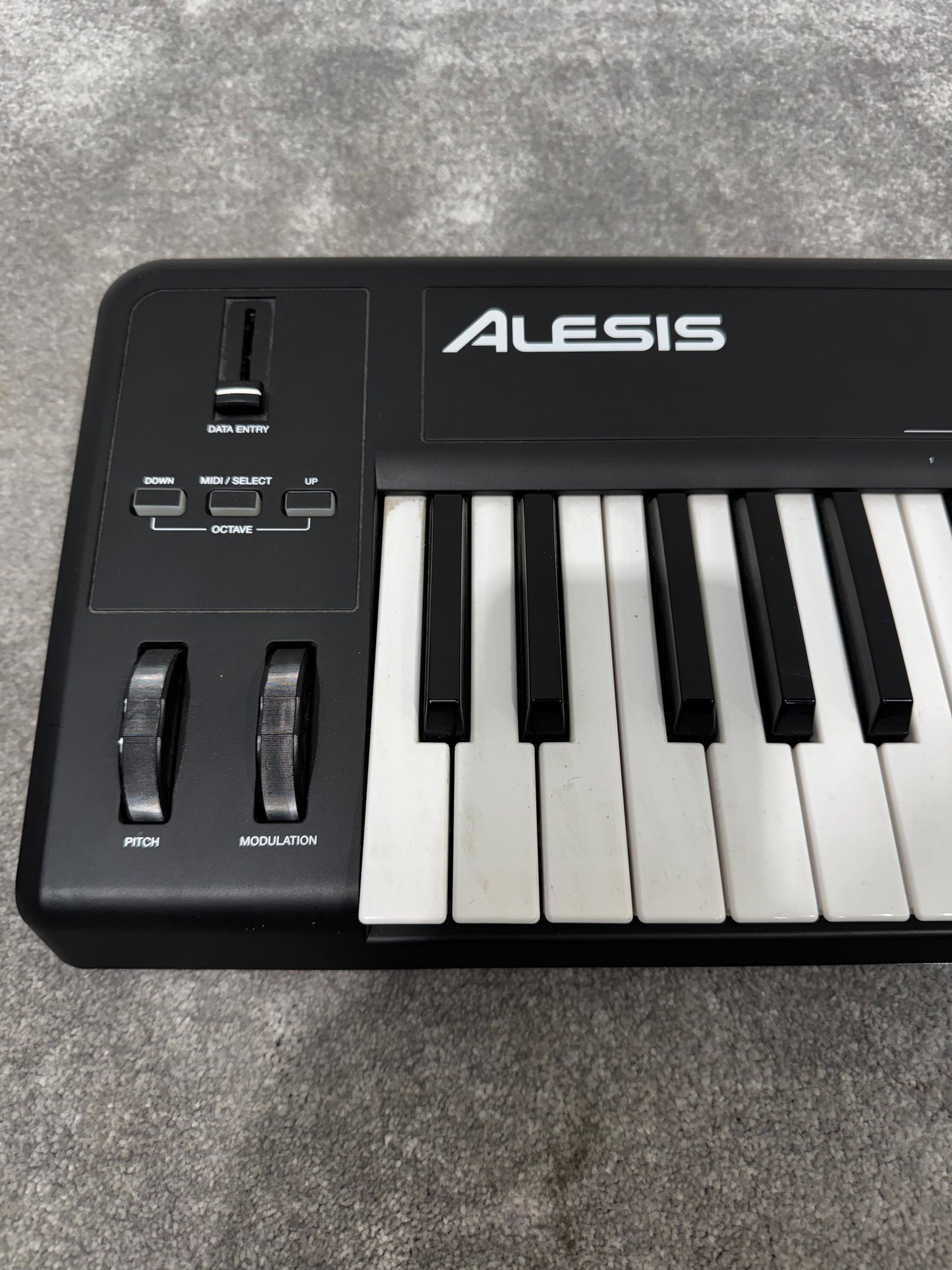 Alesis Q61 61-key USB MIDI Controller - Very Good