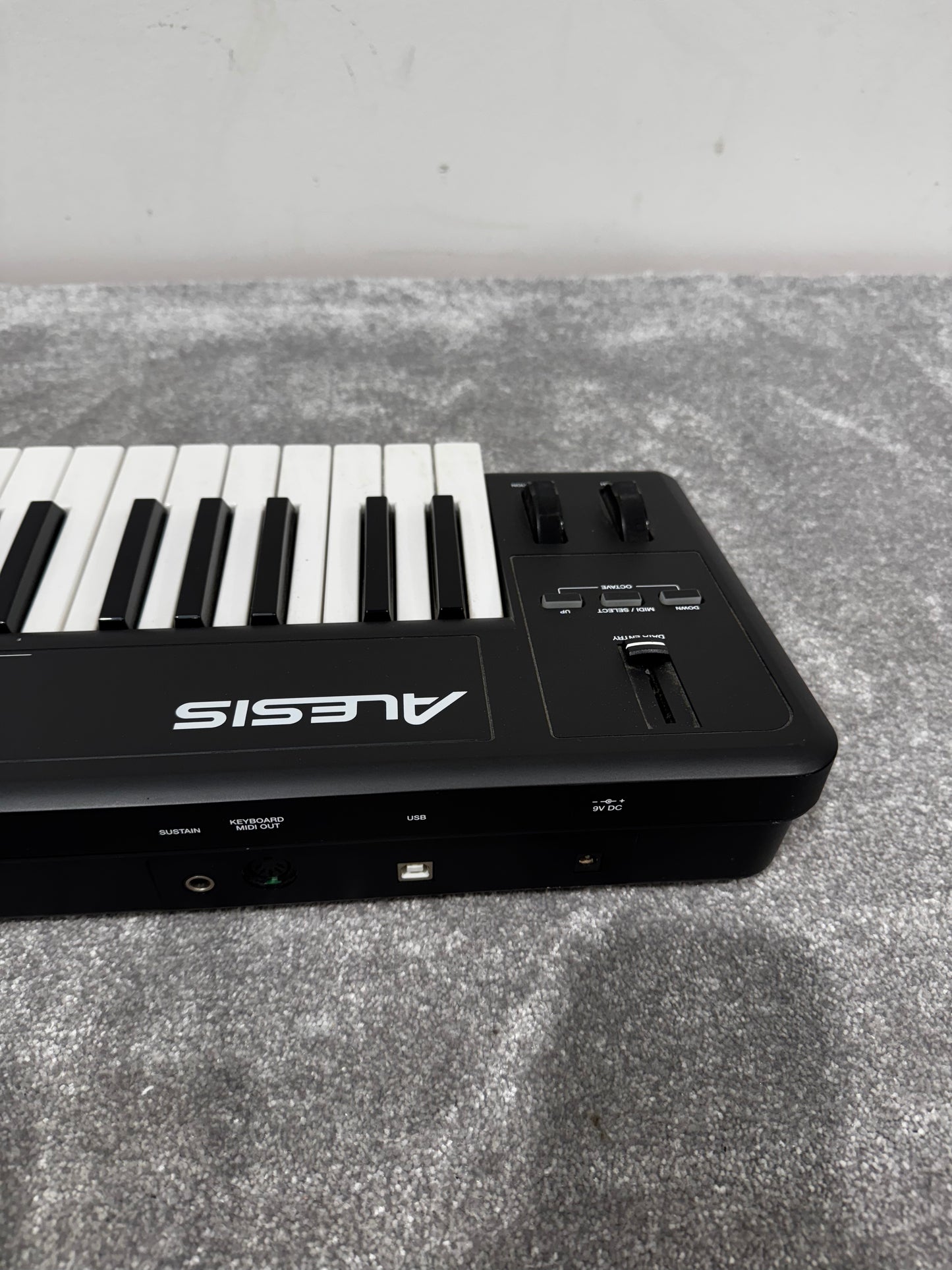 Alesis Q61 61-key USB MIDI Controller - Very Good