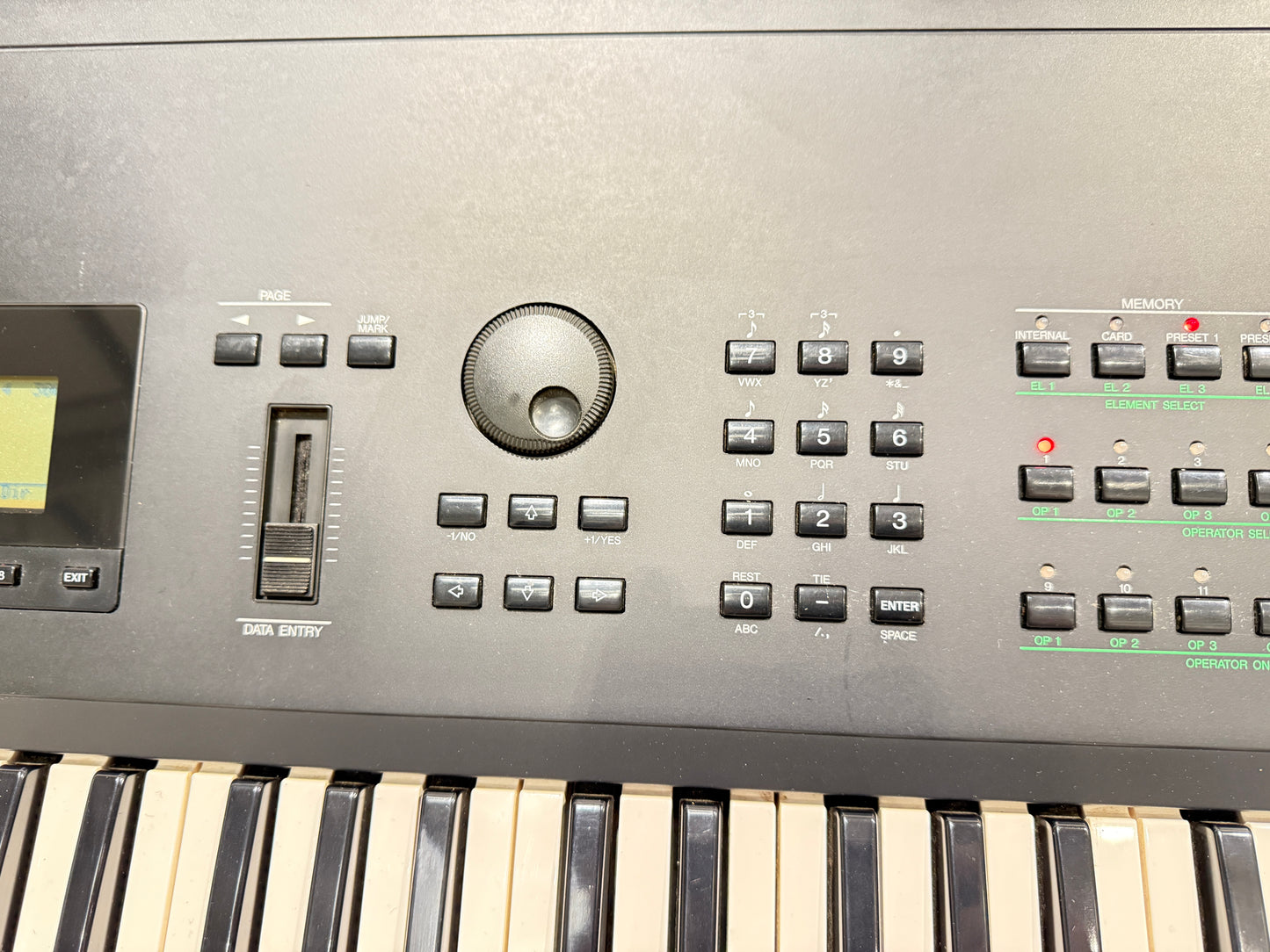 Yamaha SY99 Keyboard Synthesiser
