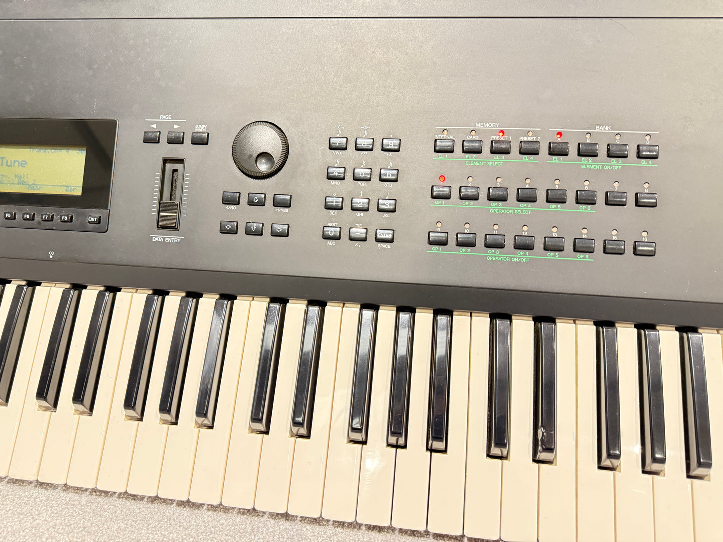 Yamaha SY99 Keyboard Synthesiser