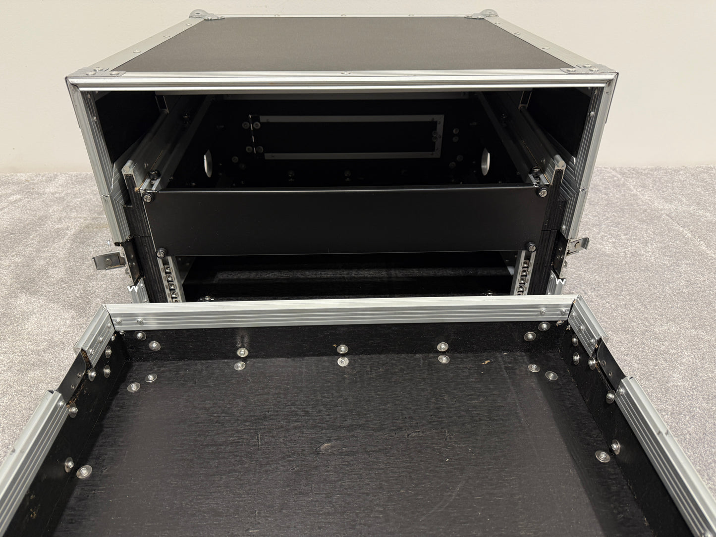 Cobra Case - Flight Case with 4U Rack Mount with Slide-Out Stand