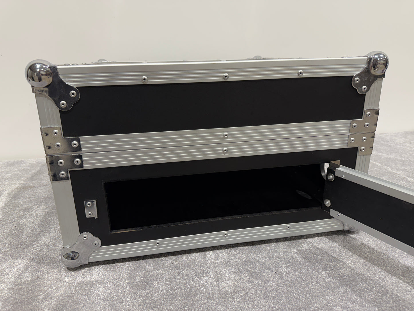 Cobra Case - Flight Case with 4U Rack Mount with Slide-Out Stand