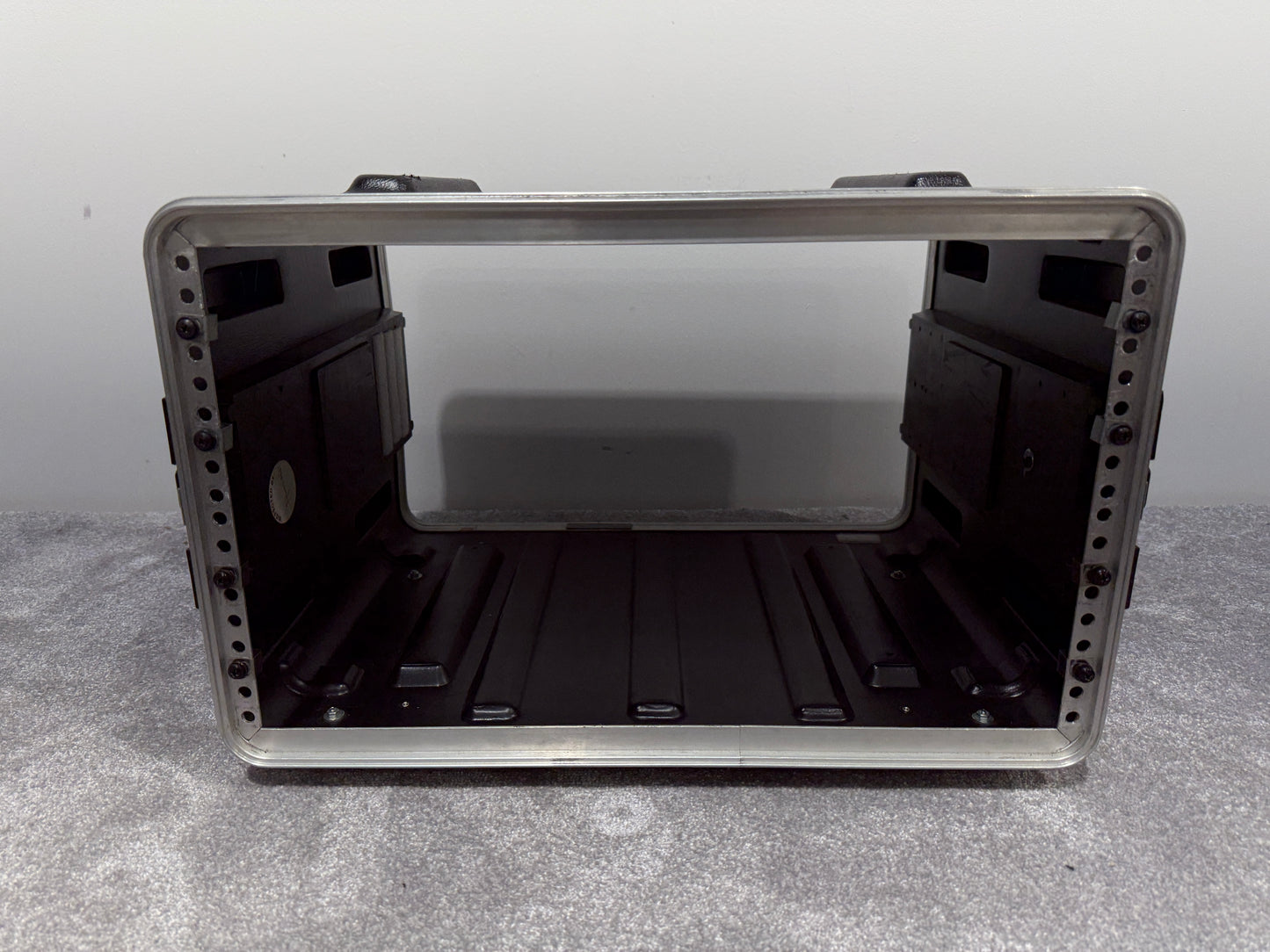 SKB 4u Plastic / Metal Rack Mount Flight Case