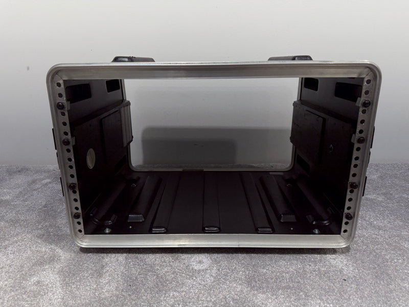 SKB 4u Plastic / Metal Rack Mount Flight Case - image 6