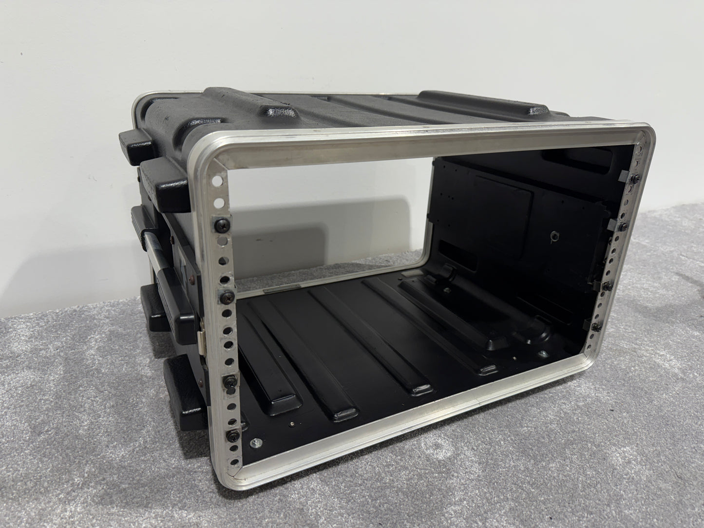 SKB 4u Plastic / Metal Rack Mount Flight Case