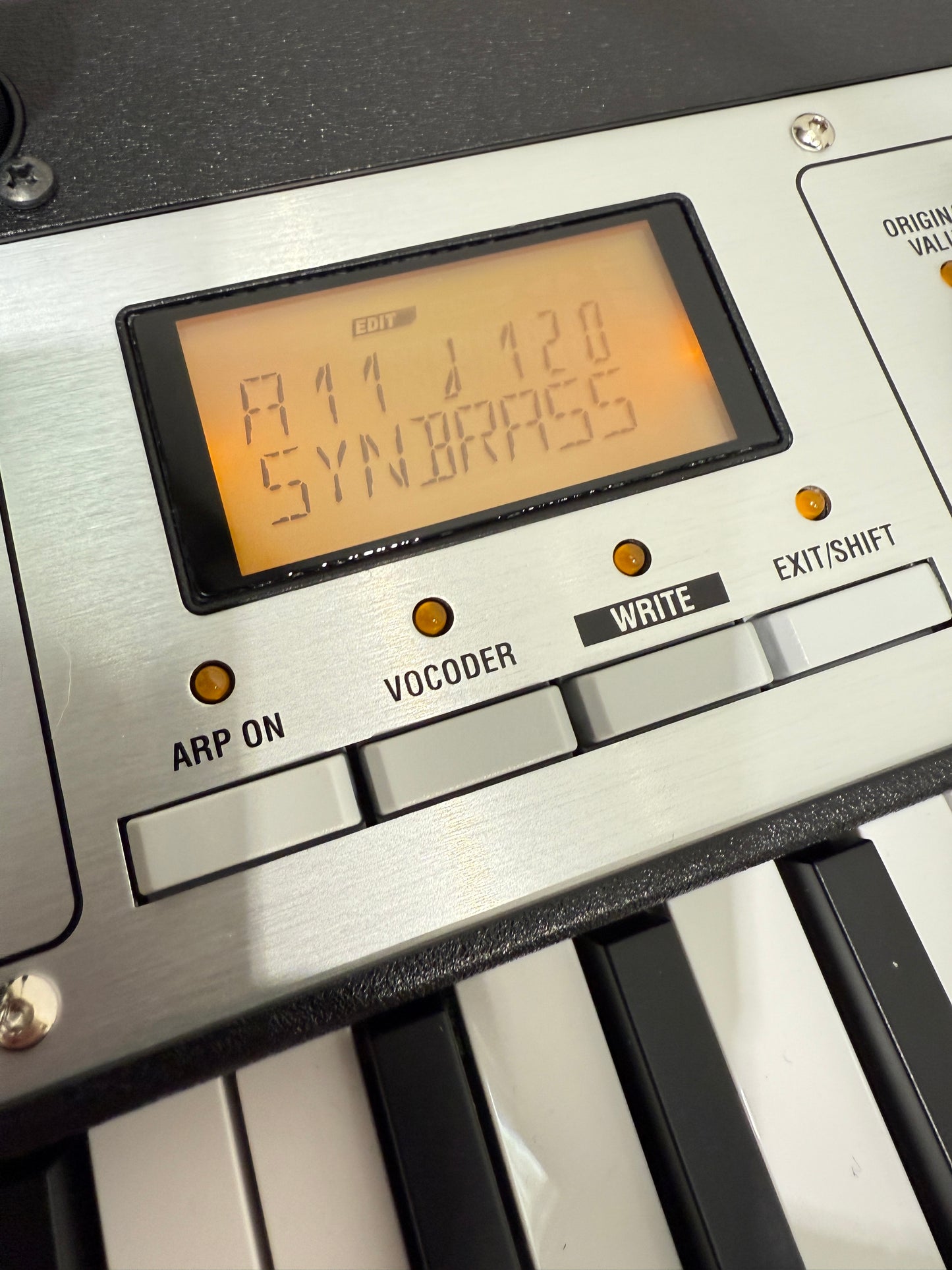 Korg microKORG XL - Synthesiser / Vocoder - 37 key mini keyboard - 128 sounds - Boxed