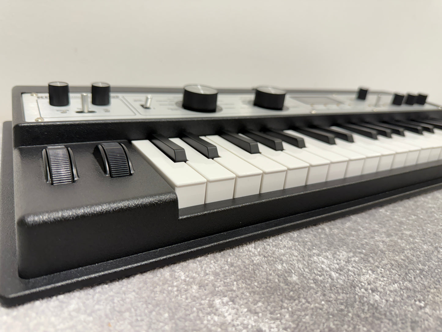 Korg microKORG XL - Synthesiser / Vocoder - 37 key mini keyboard - 128 sounds - Boxed
