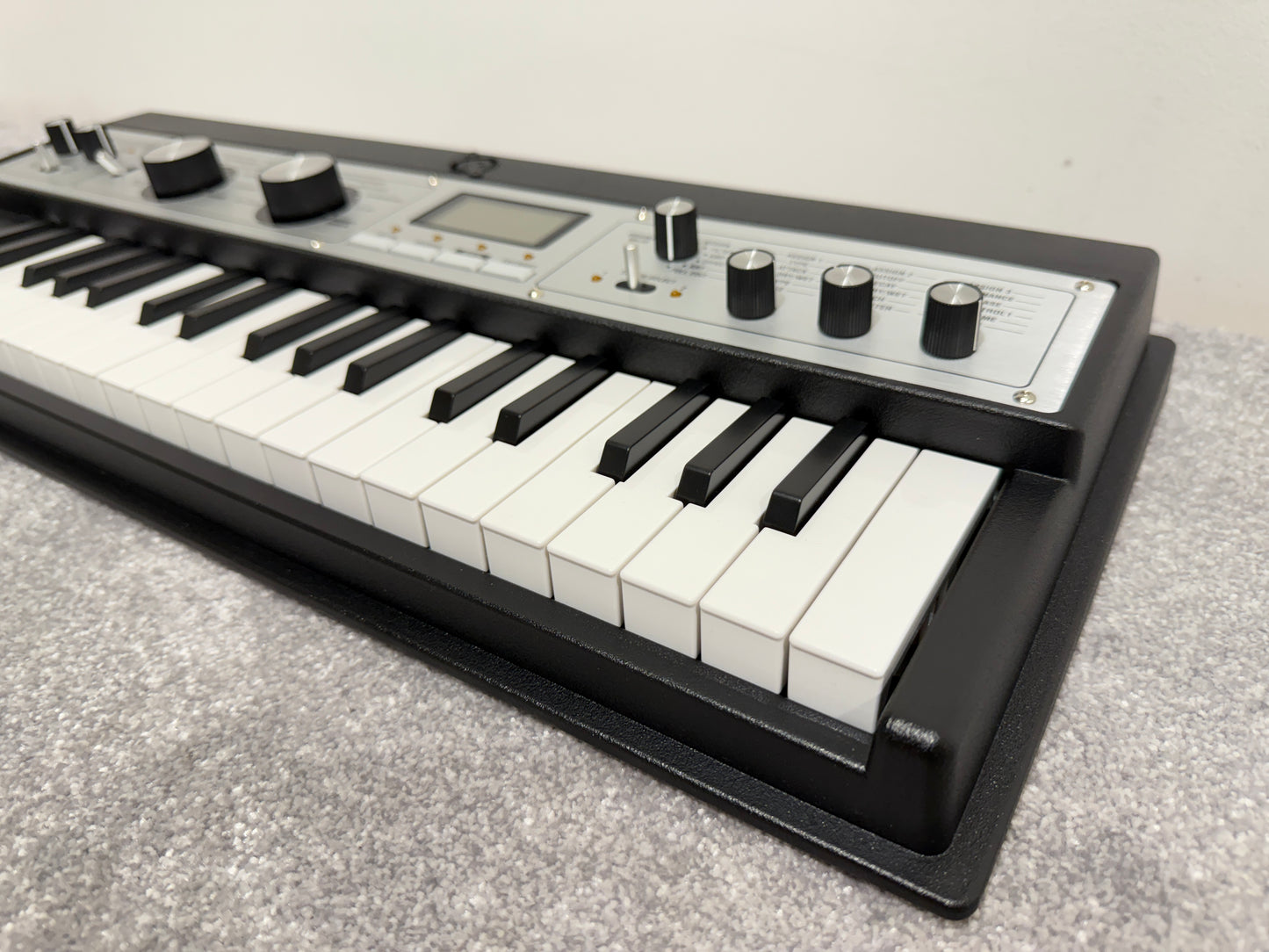 Korg microKORG XL - Synthesiser / Vocoder - 37 key mini keyboard - 128 sounds - Boxed