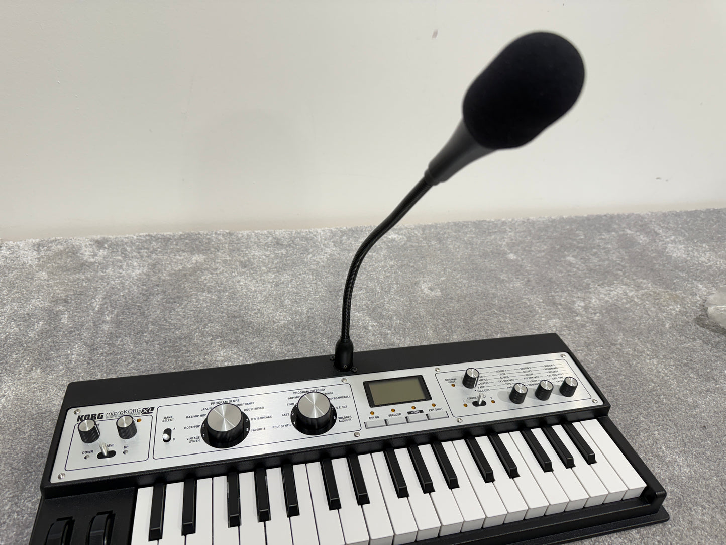 Korg microKORG XL - Synthesiser / Vocoder - 37 key mini keyboard - 128 sounds - Boxed