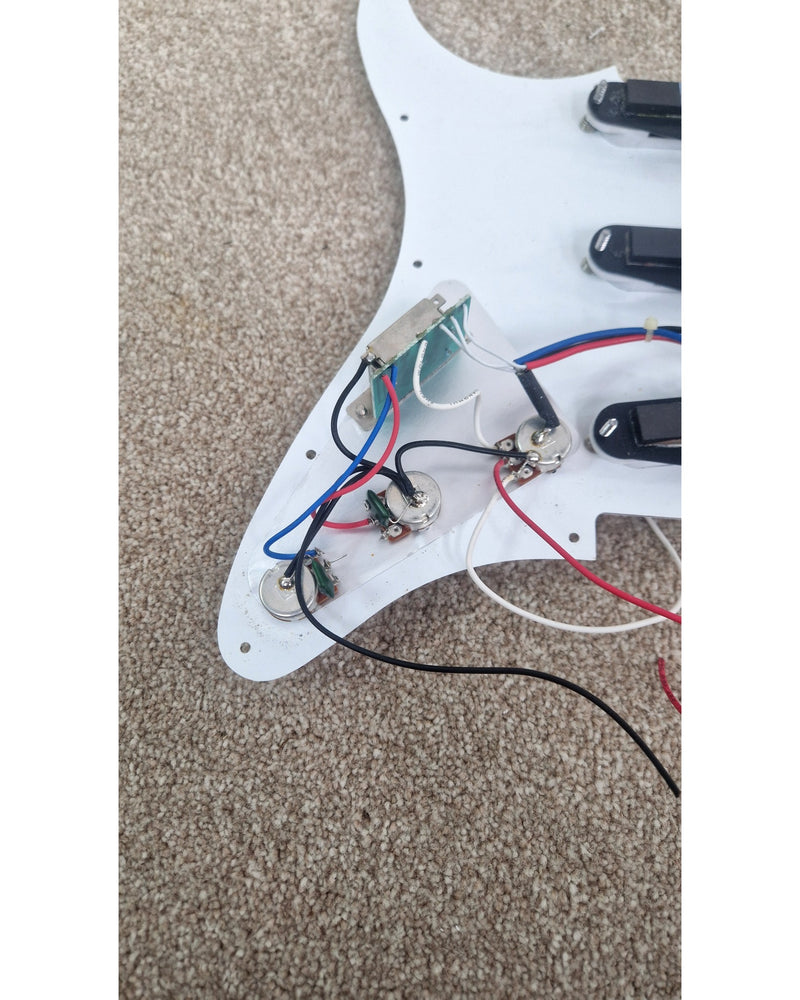 St Pick-guard - White - Excellent - image 7