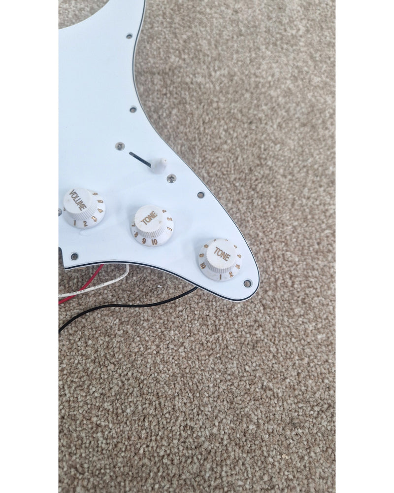 St Pick-guard - White - Excellent - image 2