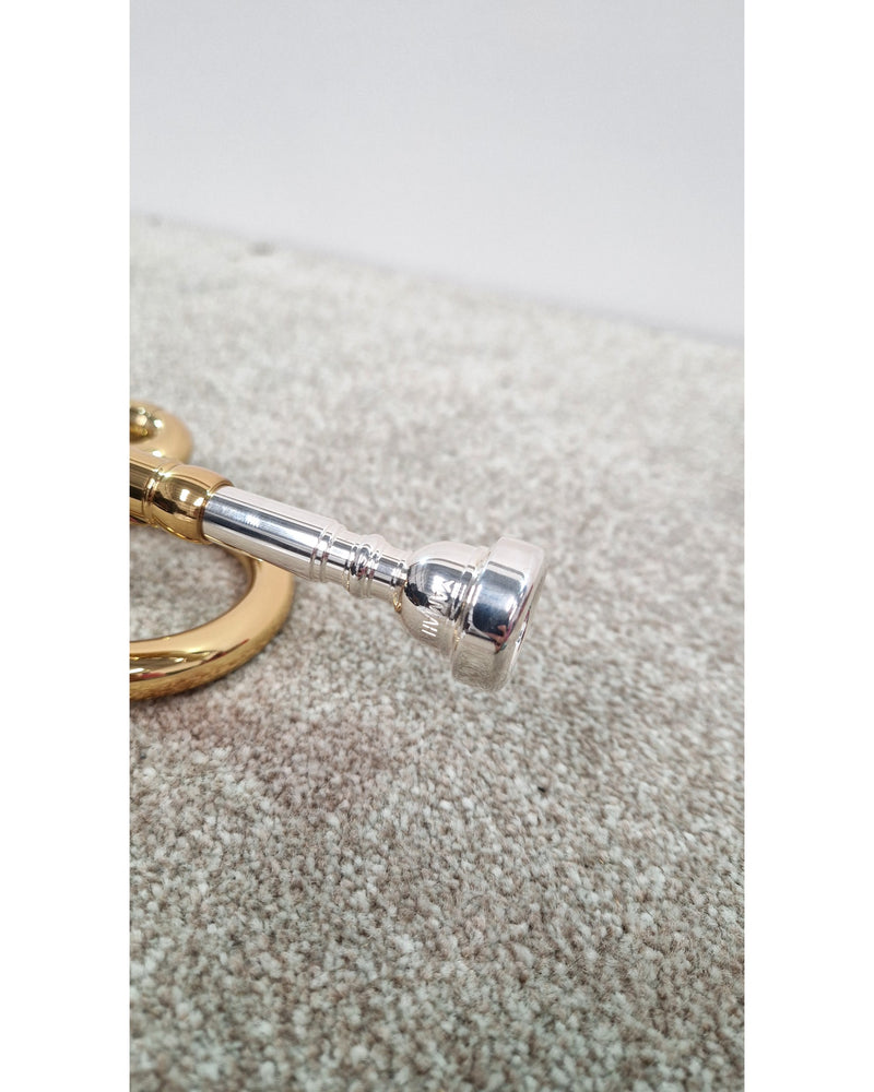 Yamaha YTR-2330 - Trumpets & Cornets - Gold - Like New w/ Soft Case, x1 Strap, x1 Polishing Cloth and x1 Bottle of Valve Oil, Manuals - image 12