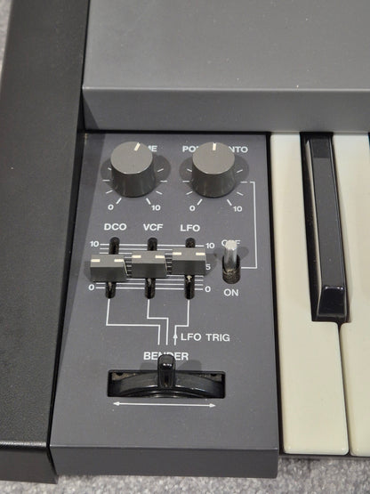 Roland Juno-106 61 Key Programmable Polyphonic Analog Synthesiser