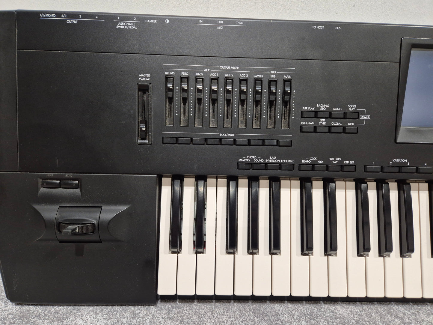Korg i30 - Synthesizer & Music Workstation Includes Soft Bag