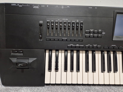 Korg i30 - Synthesizer & Music Workstation Includes Soft Bag