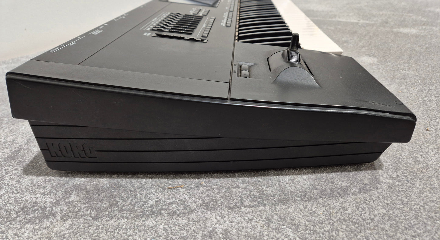 Korg i30 - Synthesizer & Music Workstation Includes Soft Bag