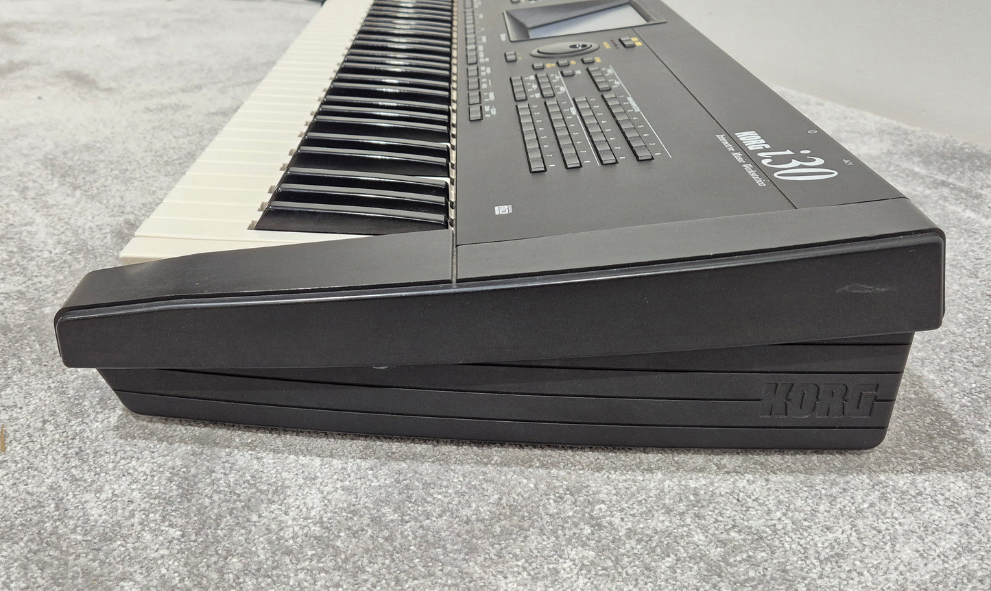 Korg i30 - Synthesizer & Music Workstation Includes Soft Bag