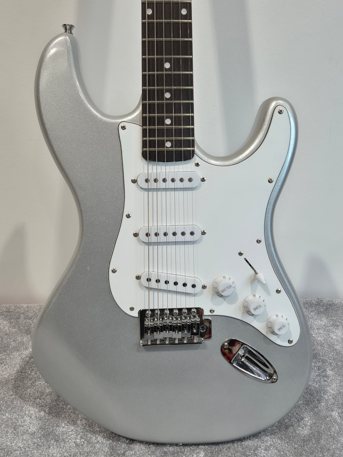 Gear4Music LA Series Stratocaster Electric Guitar and Gig Bag - Metallic Silver