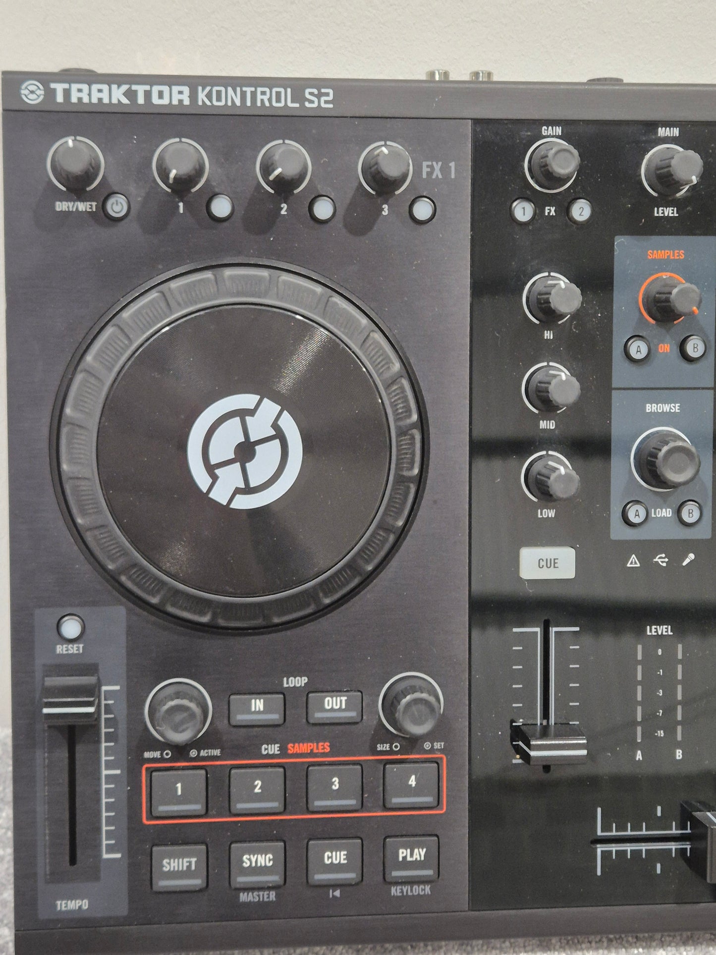 Native Instruments Traktor Kontrol S2 MK I - 2-Channel Digital DJ Controller